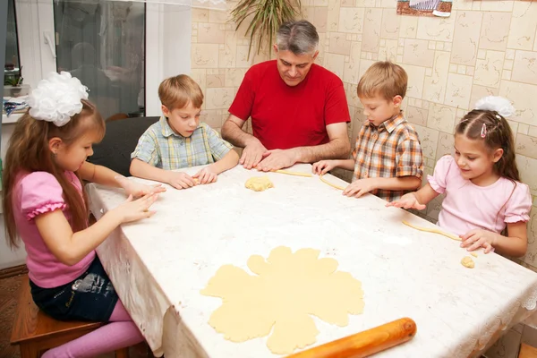 Pai e quatro filhos na cozinha . — Fotografia de Stock