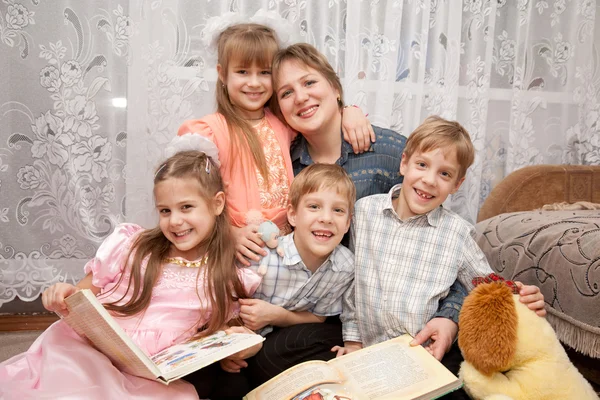 4 人の子供の母を抱き締めます。家族の概念. — ストック写真