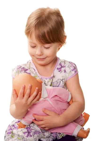 Uma menina a abraçar uma boneca. Conceito de enfermagem . — Fotografia de Stock