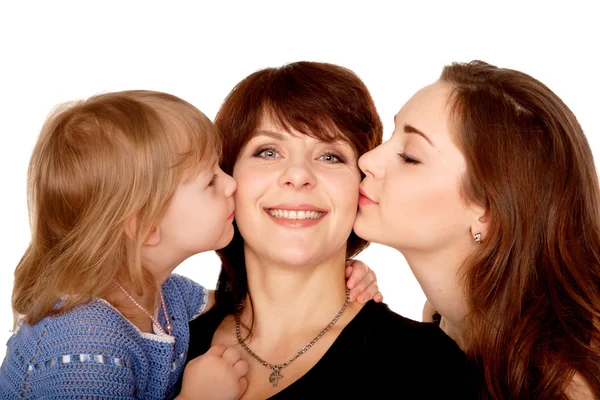 接吻的两个女儿的母亲。孕产概念. — 图库照片