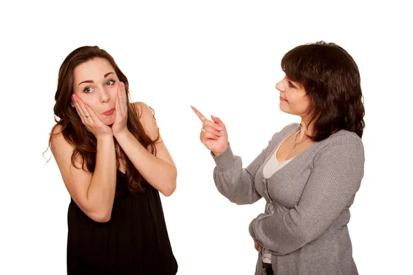 Moeder haar tiener dochter scolding. geïsoleerd op wit — Stockfoto