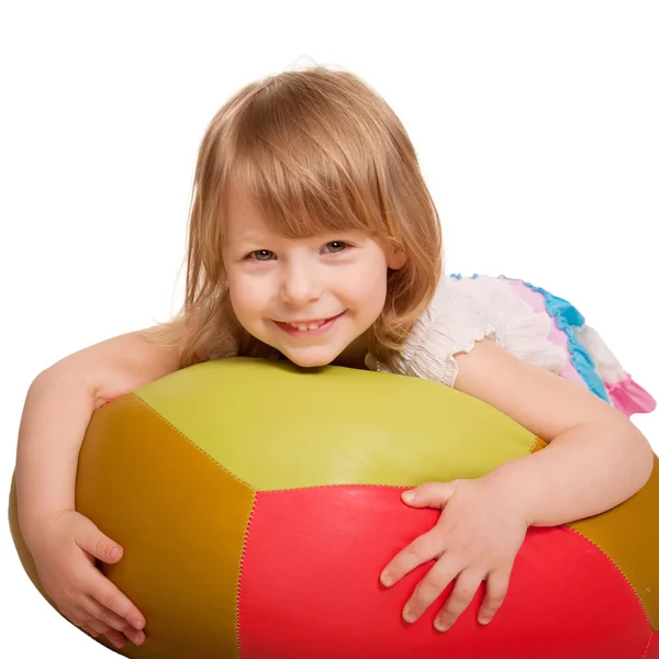 Ragazzina sdraiata sul cuscino. Isolato su bianco — Foto Stock