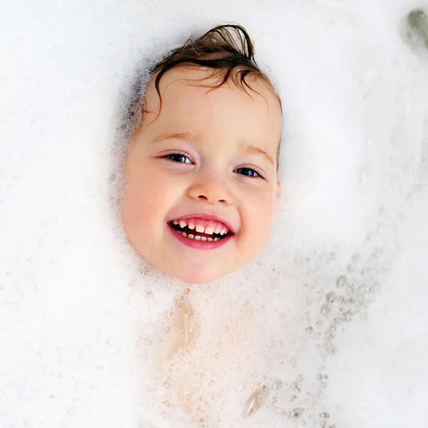 Glückliches Baby in der Badewanne, Schwimmen im Schaum. Babydusche — Stockfoto