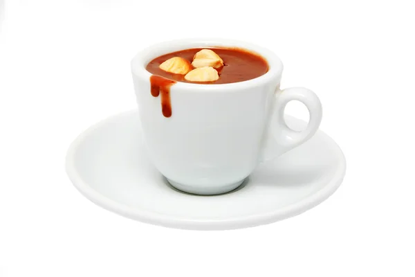 Bir fincan sıcak çikolata fındık ile. beyaz izole — Stok fotoğraf