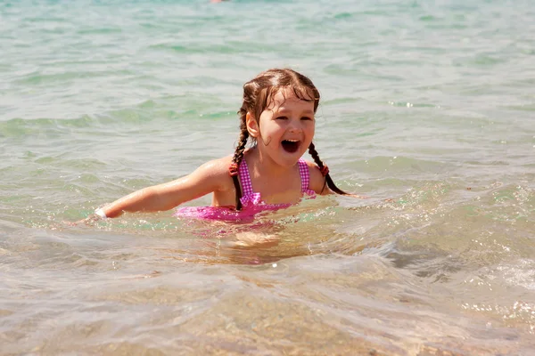 海で泳いでいる少女。夏の休日. — ストック写真