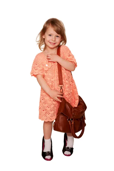 Niña sonriente con bolso usando los zapatos de su madre —  Fotos de Stock