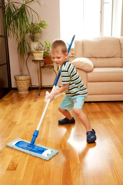 Apartamento de limpieza para niños pequeños. Pequeño ayudante del hogar . — Foto de Stock