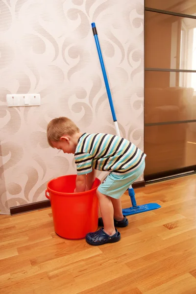 Kleiner Junge beim Putzen der Wohnung. Kleiner Helfer. — Stockfoto