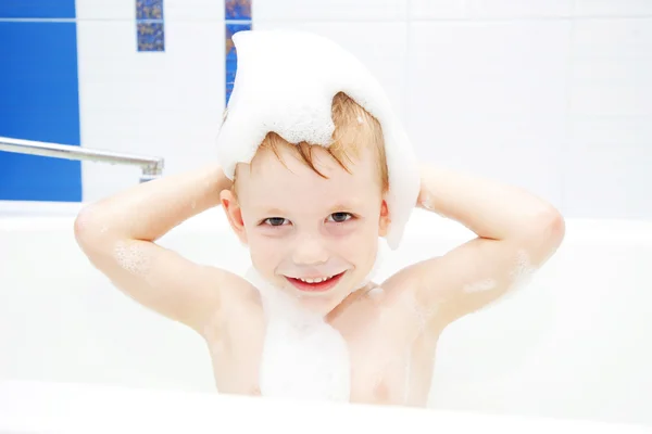 Little kid washing his head with shampoo. — Stock Photo, Image