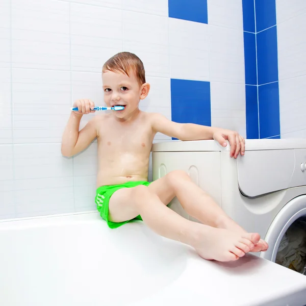 Niño pequeño cepillándose los dientes —  Fotos de Stock