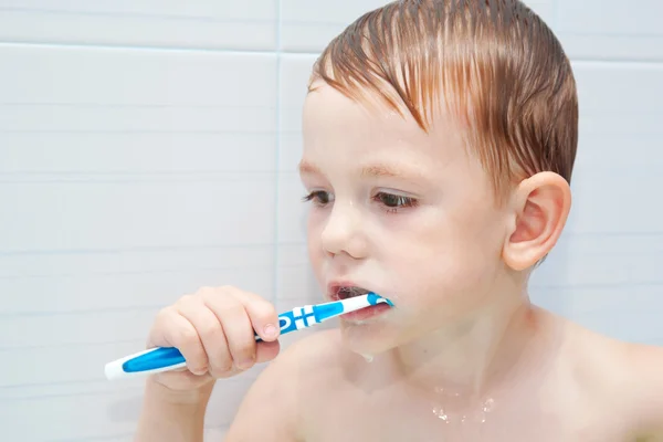 Little child brushing teeth closely. — Stock Photo, Image