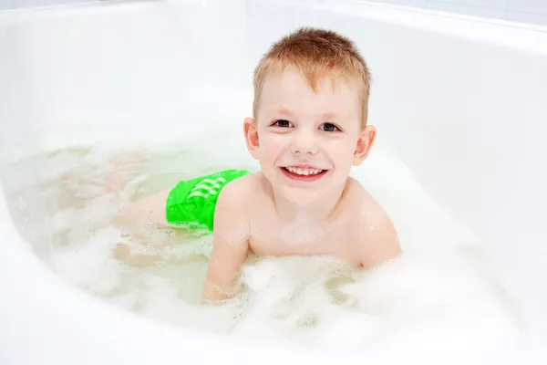 Kind lächelt in der Badewanne — Stockfoto