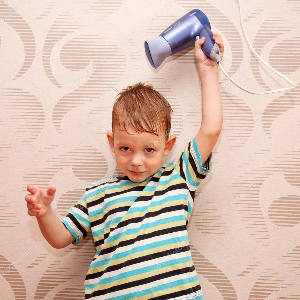 Little boy drying hair with the hair — Stock Photo