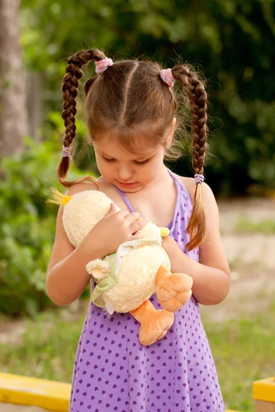 Маленька дівчинка піклується про іграшку . — стокове фото