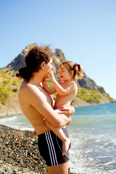 Feliz padre y bebé abrazándose al aire libre. Concepto familiar . —  Fotos de Stock