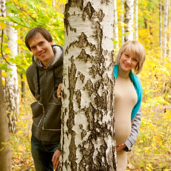 Jeune couple amoureux dans la forêt d'automne . — Photo