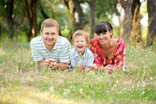 Happy family outdoors. Summer holiday. — Stock Photo, Image