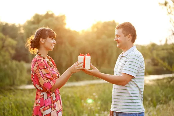 Medelålders par i kärlek i solljus — Stockfoto