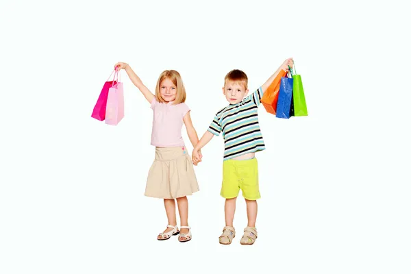Молодая пара держит сумки с покупками . Стоковое Изображение
