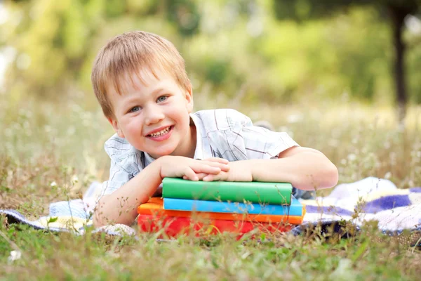 Ragazzino e libri all'aperto. Ritorno a scuola . — Foto Stock