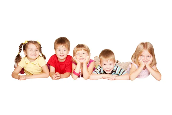 Groep kinderen plezier, liggend op de vloer — Stockfoto