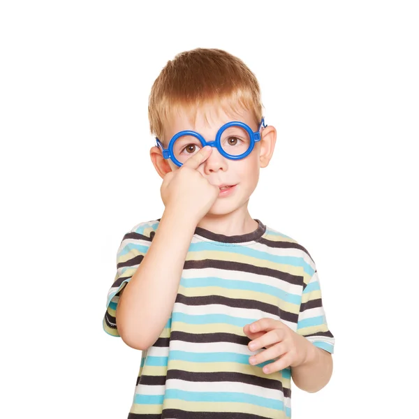 Kleiner Junge justiert seine Brille. isoliert auf weiß — Stockfoto