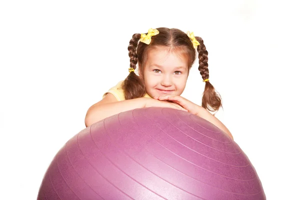 Glückliches kleines Mädchen mit fittem Ball. — Stockfoto