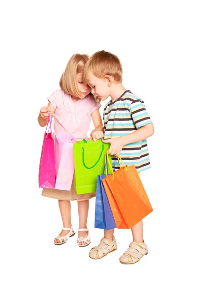 Дитячі покупки. Молода пара, маленький хлопчик і дівчинка — стокове фото
