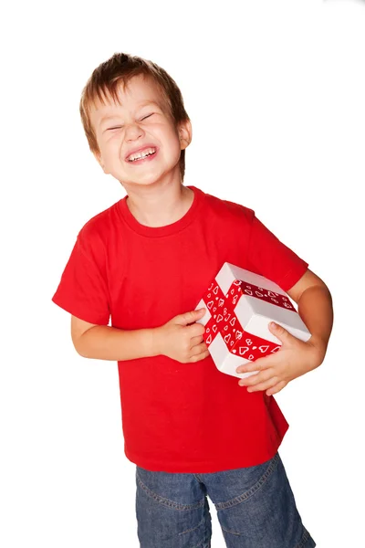 Glücklicher kleiner Junge mit einem Geschenk. — Stockfoto