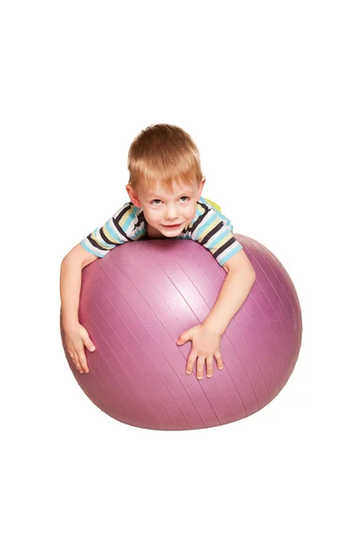 Щасливий маленький хлопчик з фітнес-кулькою . — стокове фото