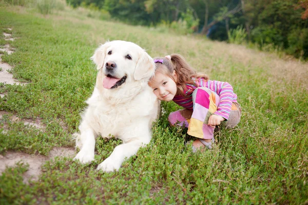 Enfant heureux et un chien race dorée récupérer — Photo