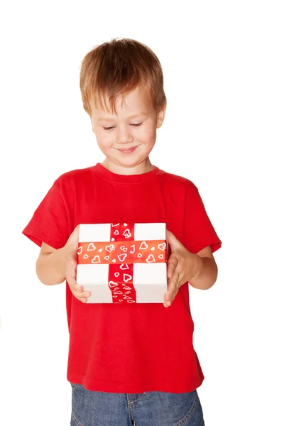 Un niño feliz con un regalo. Aislado sobre blanco — Foto de Stock