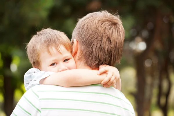 Kind knuffelen papa. — Stockfoto