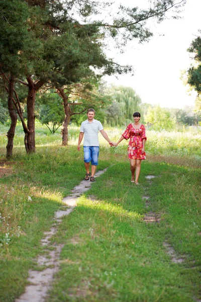 Feliz pareja de mediana edad caminando al aire libre . — Foto de Stock