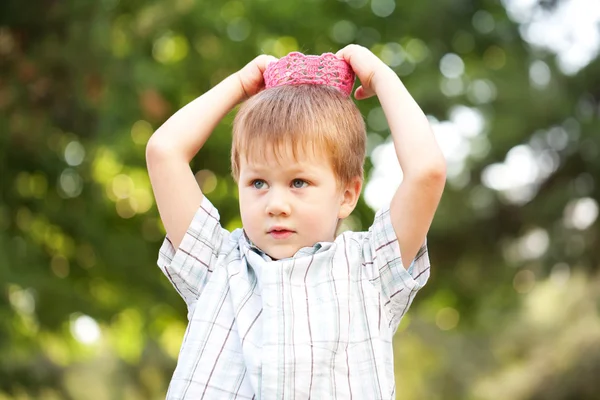Menino usando uma coroa de malha — Fotografia de Stock