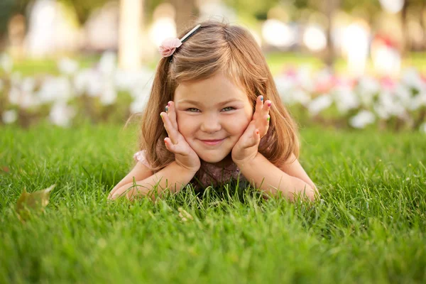 Menina bonita feliz na grama — Fotografia de Stock