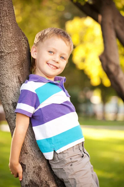 Feliz niño de ojos azules. — Foto de Stock