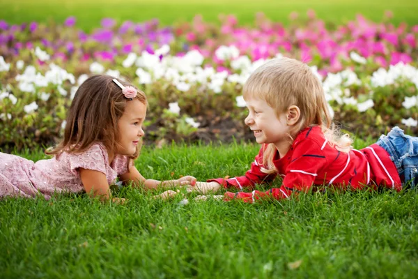 Couple d'enfants regardant d'un oeil à l'autre . — Photo