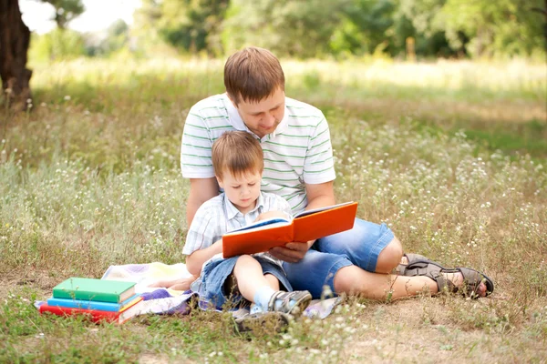 Pai e filho lendo juntos — Fotografia de Stock