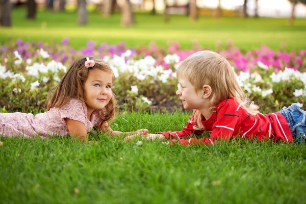 Přátelství pojem. dvě děti, malý chlapec a dívka — Stock fotografie