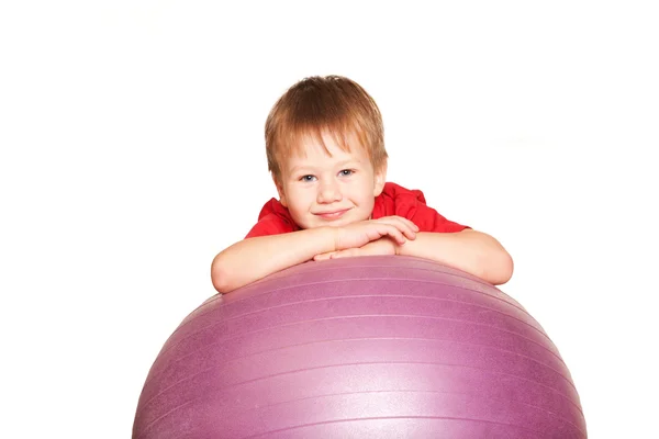 Gelukkig jongetje met fitness bal. — Stockfoto