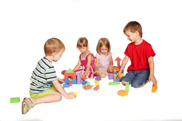 Group of little children playing and building — Stock Photo, Image