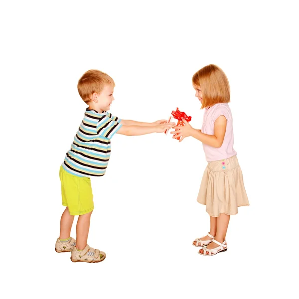 Heden voor Valentijnsdag. kinderen liefde. — Stockfoto