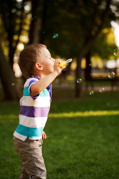 Niño jugando con burbujas de jabón — Foto de Stock