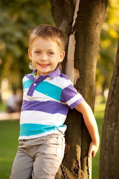 Porträt eines blauäugigen kleinen Jungen — Stockfoto