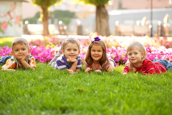 Groupe de petits enfants se relaxant dans le parc — Photo