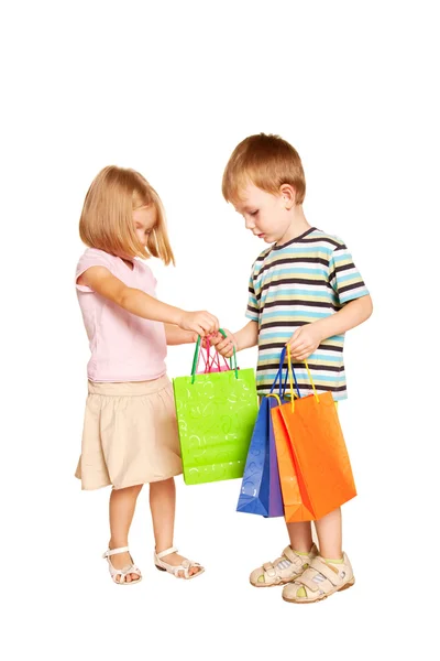 Junges Paar mit Einkaufstüten. — Stockfoto