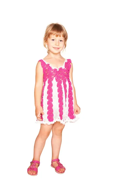 Glückliches kleines Mädchen in gestricktem rosa Kleid. — Stockfoto