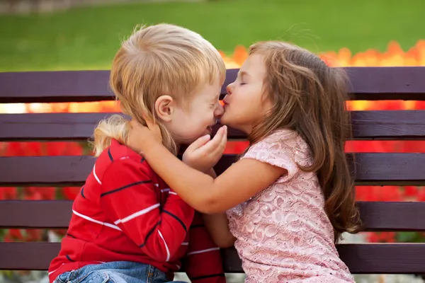 Pojetí lásky. dvě děti, líbání. — Stock fotografie