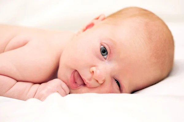 Lindo recém-nascido bebê piscando — Fotografia de Stock